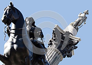 Nelsons Column and Kings sculpture photo