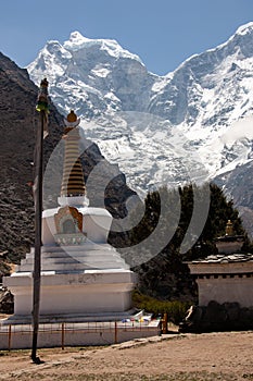 Nepal hiking path through mountain around Everest