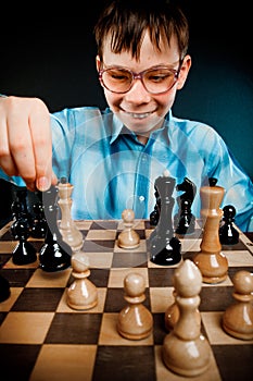 Nerd play chess