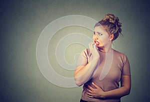 Nervózny zdôraznil mladý znepokojený žena kousavý nechty hľadá úzkostlivo 