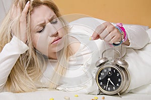 Nervózní mladá žena spát spací pilulka 