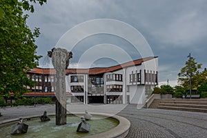 Neutraublinger Rathaus und Stadthalle mit Brunnen photo