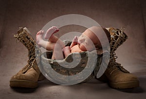 Bebé recién nacido en militar casco 