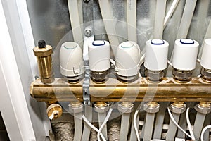 New brass manifold for underfloor heating systems with retracted thermoelectric actuator, visible automatic air vent.