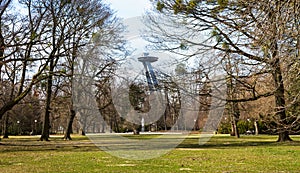 Nový mostný pylón s reštauráciou UFO nad korunami stromov v parku, Bratislava, Slovensko