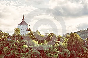 Nový hrad s lesem v západu slunce, Banská Štiavnica, žlutý filtr