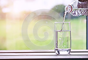 Nový pohár voda 