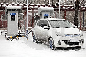 New energy vehicles are being charged with DC in the snow.