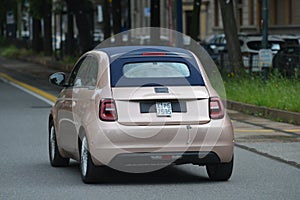 New FIAT 500 full  electric caught up in the city streets for drive test