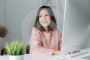 Nový generace asiaté obchodnice počítač  asijský ženy zatímco pracovní na 