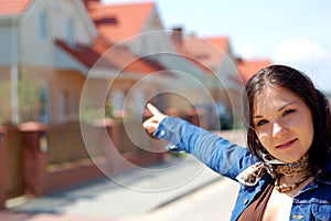 Attraente bruna donna di fronte la sua nuova casa.