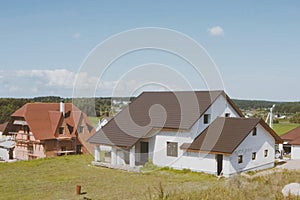 new house, the roof of which is made of metal. Cottage in the co