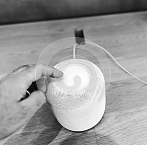 New latest Apple HomePod Assistant white color including Siri Vo photo