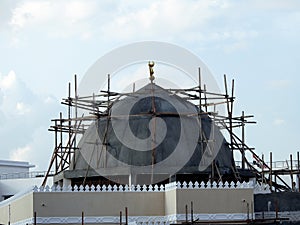Nový mešita ve výstavbě proti slunný modrá obloha budova nový mešita jeho velký kupole v 