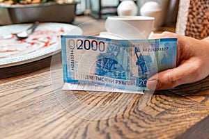 New Russian banknotes denominated in 2000 rubles to pay the bill