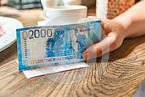 New Russian banknotes denominated in 2000 rubles to pay the bill