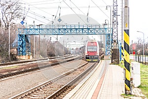 Nový slovenský červený vlak pod modrým mostom