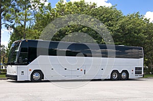 Nový biely autobus 