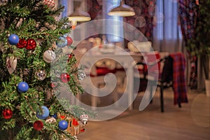 Decorato albero di natale un stabilito tavolo 