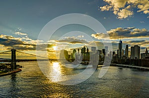 New York Skyline with Brooklyn Bridge Hudson River Manhatten dur