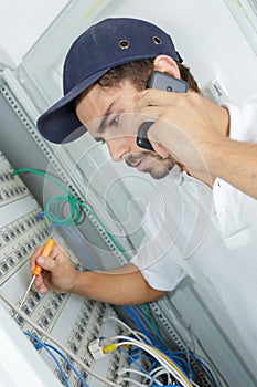 Newbie technician calling experienced coleague for advises