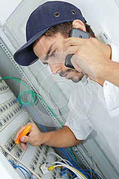 Newbie technician calling experienced coleague for advises