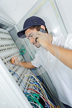 newbie technician calling experienced coleague for advises