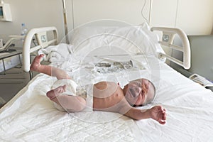 Novorodeniatko dieťa chlapec plače v posteľ z materstvo nemocnice 