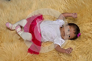 Neonato un bambino sul peluche pelliccia tappeto 