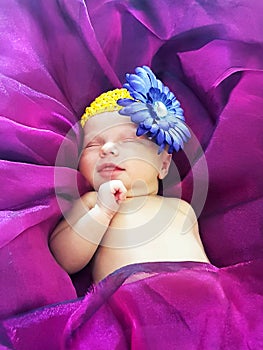 Bebé recién nacido un nino durmiendo sobre el una cama extremo púrpura púrpura 