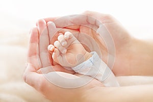 Bebé recién nacido un nino mano en madre manos. ayuda 