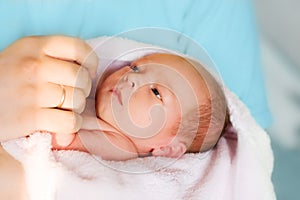Novorodeniatko dieťa v ruky 