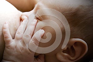 Novorozeně dítě nejblíže prsa 