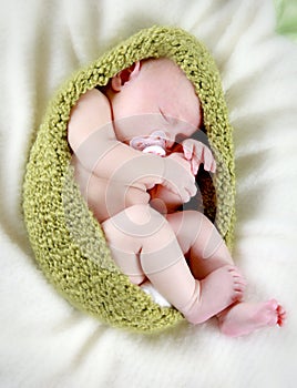Bebé recién nacido un nino durmiendo 