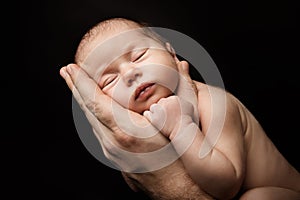 Bebé recién nacido un nino durmiendo sobre el mano nuevo nacido un nino estudio retrato 