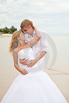 Nuovo nozze innamorato sul Spiaggia 