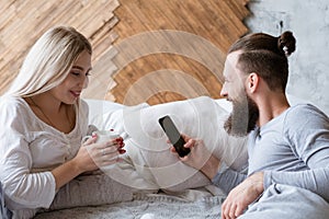 Newlyweds honeymoon planning woman man smartphone