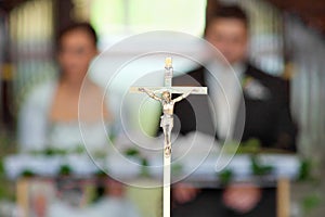 Recién casados sobre el boda ceremonia en iglesia 