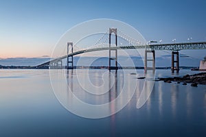 Puente sobre el oscuridad 