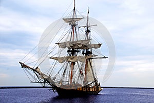 Niagara Tallship sails up