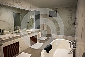 Nice bathroom with two sinks, a large mirror, a shower and a white bathtub