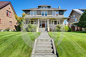 Nice curb appeal of American craftsman style house.