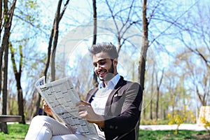 Mulatos chico lectura periódico en a el sonrie 