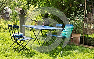 Relajante el lugar en jardín azul muebles de madera 