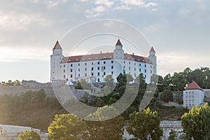 Pekný letný výhľad na Bratislavský hradný vrch pri západe slnka