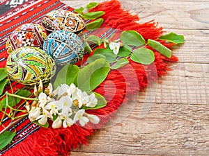 Lindo mano decorado rumano ortodoxo pascua de resurrección huevos tradicional motivos sobre el tela ágata flores aparte 