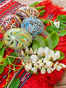 Lindo mano decorado rumano ortodoxo pascua de resurrección huevos tradicional motivos sobre el tela ágata flores aparte 