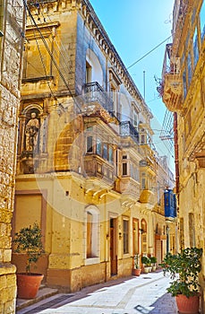 Niche statue in Birgu street, Malta