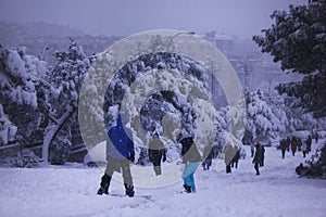Tormenta Filomena Madrid. Gente divertiendose en la nieve. Snow in Madrid photo