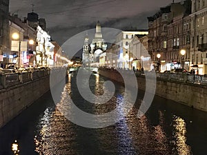 Nigh Sankt Petersburg on water kanal.